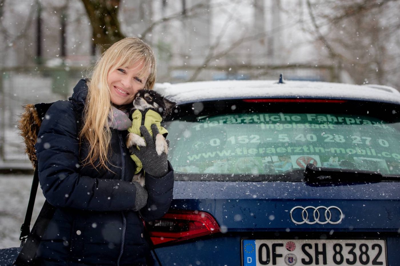 Saskia Hirsch mit ihrem Praxisauto